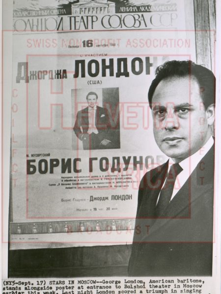 G. London à Moscou, devant l'affiche de sa performance dans Boris Godounov de Moussorgsky , le 16.09.1960. (collection Motisi)